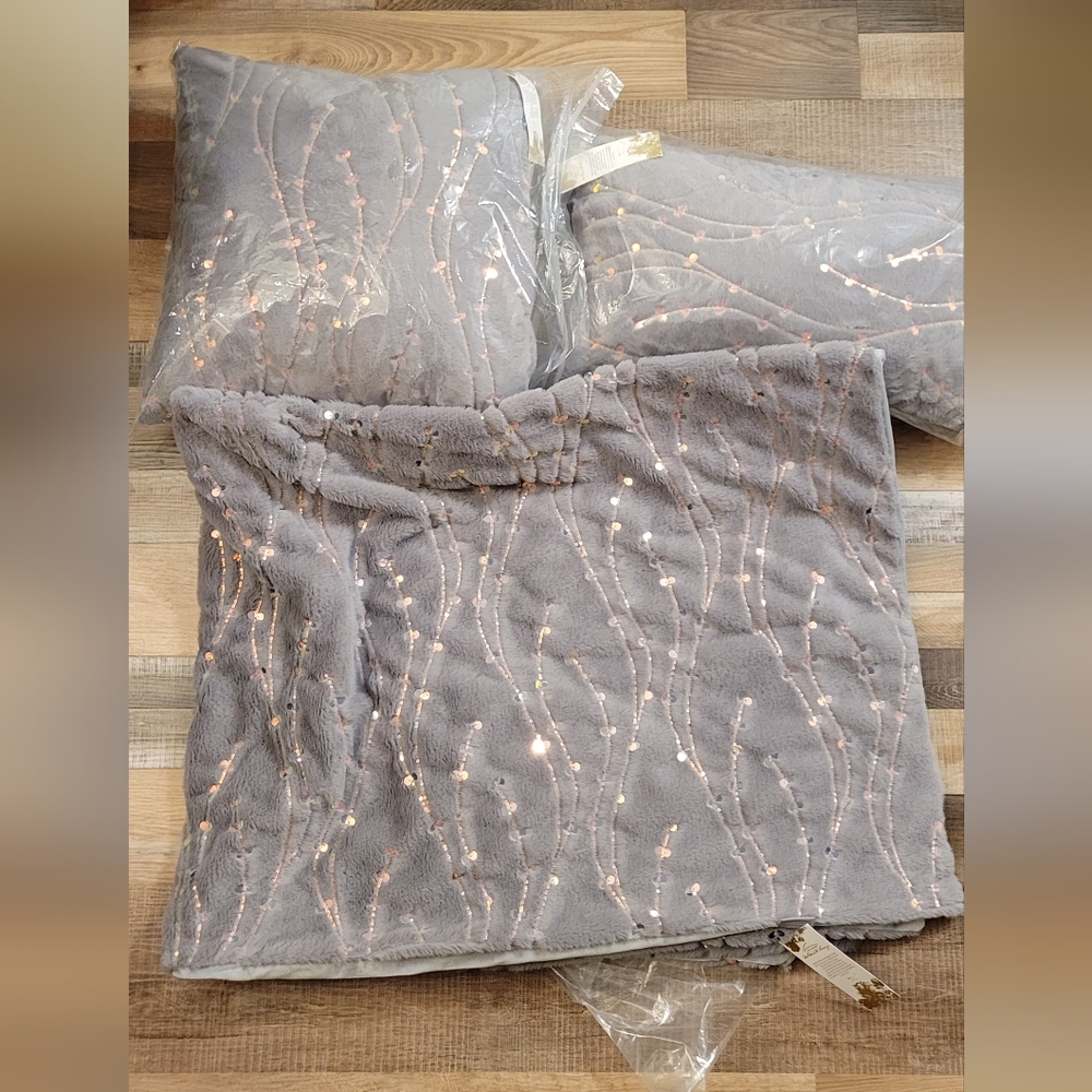 Aviva Stanoff Throw Blanket & Pillows